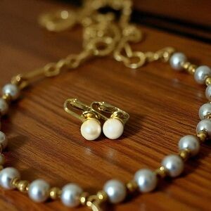 Vintage pearl & gold plated finish clip on earrings ✨
